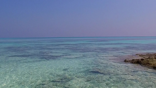 天堂海岸海滩度假的阳光海景阳光下有白色沙质背景的蓝色视频