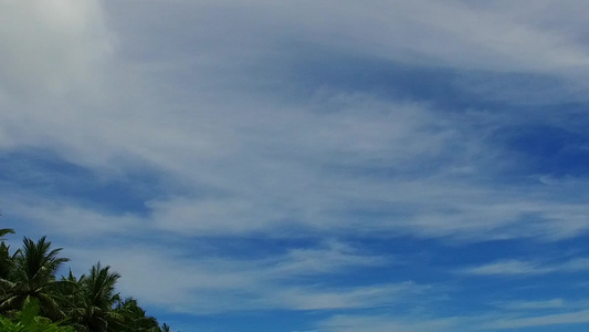 礁石附近白沙背景的蓝海放松海景海滩航行的空旷景观视频