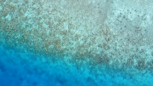 在日落前蓝海和白沙面背景的蓝色海边度假的长堤岛屿海滩12秒视频