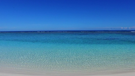 蓝色海洋的海滩之行海浪附近有白色沙沙底背景的白海视频