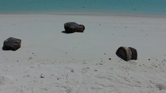 通过透明的海洋和接近冲浪的白色沙滩背景进行热带海岸线视频