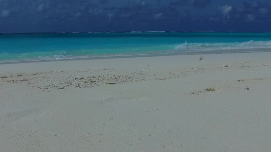 海浪附近海平面和白色沙滩背景的阳光明媚的外观旅游海滩视频