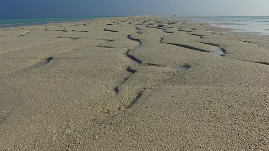 阳光明媚的豪华海岸海滩旅游在日落前蓝海和白色沙滩背景视频