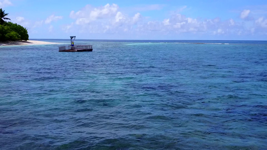 蓝色水和棕榈附近白沙背景的海滨海滩时间空空空空抽象视频