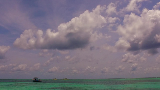 阳光明媚的海岸海滩航程由绿绿海和靠近度假胜地的白沙视频