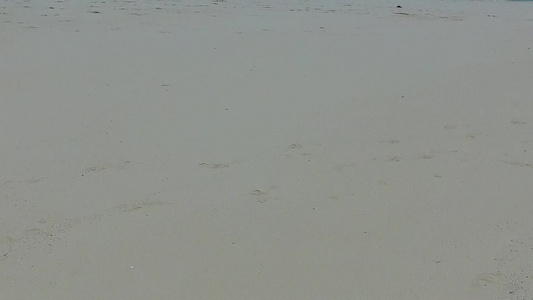 沙洲附近白沙背景的蓝水热带岛屿海滩度假的白天天空视频