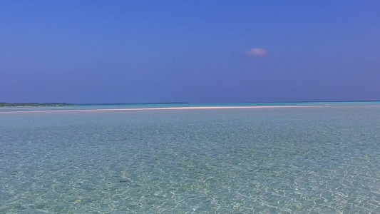 透明的海洋和礁石附近的白色沙滩背景对美丽海景海滩之旅视频