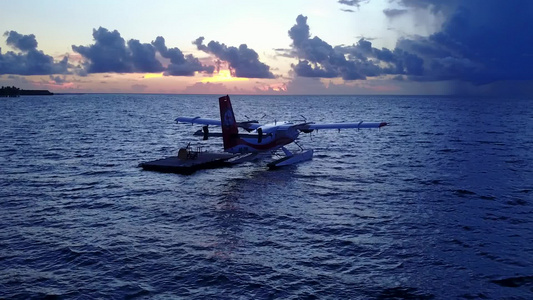 清澈的环礁湖与接近冲浪的白色沙滩背景相距近平静的海滨视频