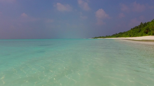 以阳光下白色沙子背景的蓝水航行的天堂海岸海滩航程其视频