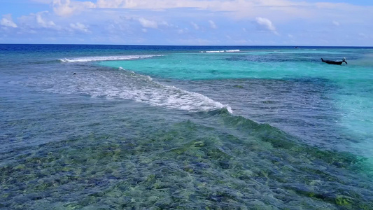 沙洲附近浅水和白沙背景的美丽海景海滩度假的温暖风景视频