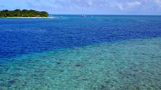 日出后以白沙为背景的蓝色海洋沿蓝海航行的完美海岸线视频