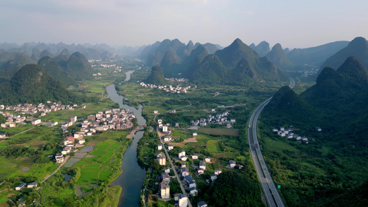桂林喀斯特山水中穿行的高速公路视频