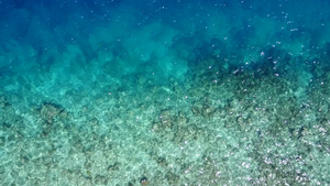 通过蓝色环礁湖和靠近海浪的清洁沙滩背景从广角抽取天堂11秒视频