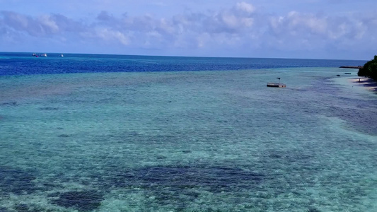 在礁石附近的蓝海和白沙背景下复制放松海岸海滩度假的视频