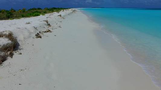 蓝色绿色环礁湖和接近海浪的白色沙滩背景对美丽的旅游视频