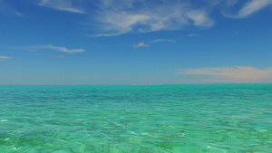 以阳光下白色沙滩背景的蓝海为生的蓝色海滨海滩生活方式12秒视频