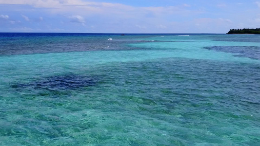 冲浪附近有白色沙滩背景的水蓝色海洋的宁静泻湖海滩之旅视频