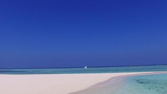 阳光明媚的美丽海滨海滩旅游由水蓝色海洋和沙滩附近的视频