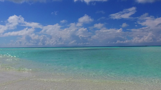 利用蓝海和阳光下清洁沙滩背景进行热带海岸海滩冒险的视频