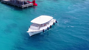 通过远离冲浪的海洋和白色沙滩背景清空奇特岛屿海滩野生13秒视频