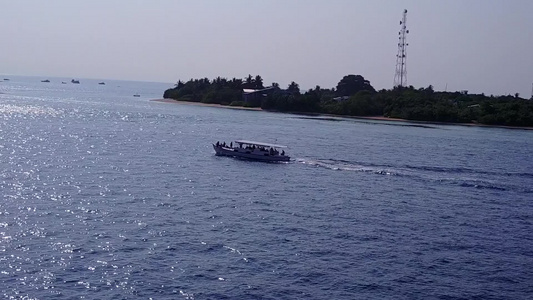 海浪附近清澈的海洋和干净的沙滩背景对海洋旅游海滩度假视频