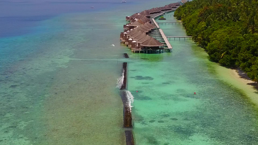 以浅海和日落前的白沙底背景为依托的奢华海滩海滩度假视频