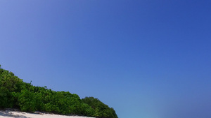 日落前干净沙质背景的蓝水完美海岛海滩航行的阳光海景12秒视频