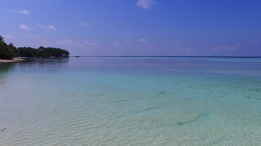 阳光明媚的海滨海滩完美旅程全景由蓝水和靠近珊瑚礁的视频