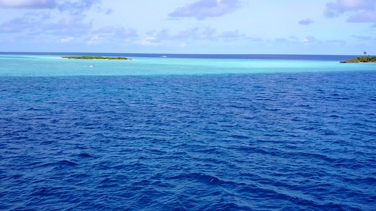 日落前白沙背景的绿绿海游遍天堂环礁湖海滩之温暖旅行视频