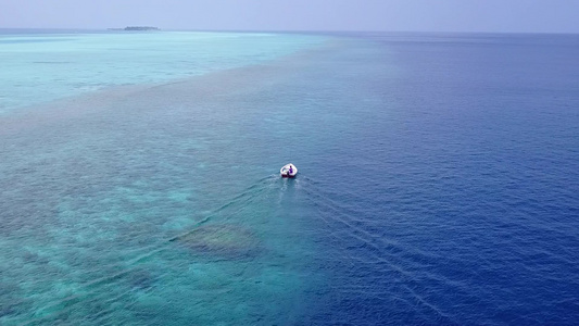 沙滩附近清清楚楚的环礁湖和白色沙沙底背景的天堂湾海滩视频