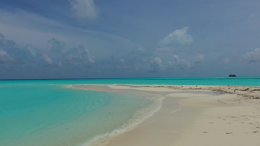 沿蓝海航行的海滨海滩旅游在沙巴附近有白色沙子背景的视频