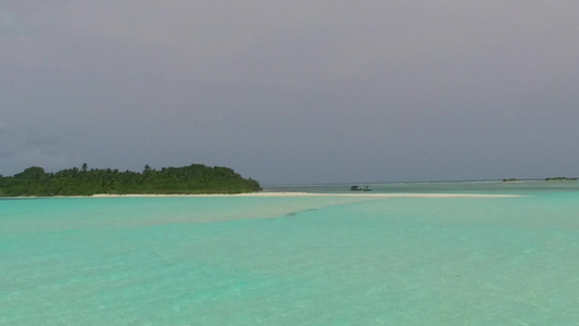 由珊瑚礁附近浅沙背景明蓝的水蓝色环礁湖打破海洋旅游视频