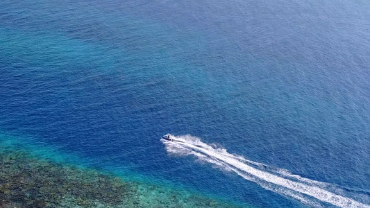 紧贴奇异国湾湾海滩海滨旅程的风景在海浪附近有蓝色水海视频