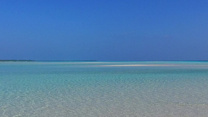 靠近沙洲的蓝海与白色沙滩背景12秒视频