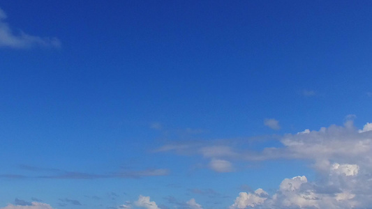 蓝海和阳光下白沙背景的宁静岛屿海滩冒险日光照照耀的视频