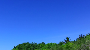 蓝色环礁湖和接近海浪的白色沙滩背景风光晴朗宁静的海岸12秒视频
