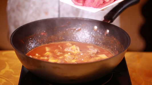 沸腾咕嘟红汤炖牛肉视频