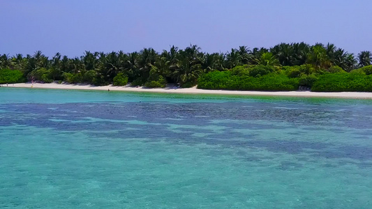 沙巴附近的蓝绿色环礁湖和白色沙滩背景的宁静海滨海滩视频