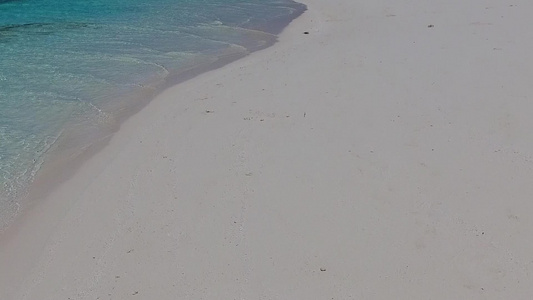 棕榈附近白沙背景蓝海豪华度假村海滩之旅的浪漫之旅视频