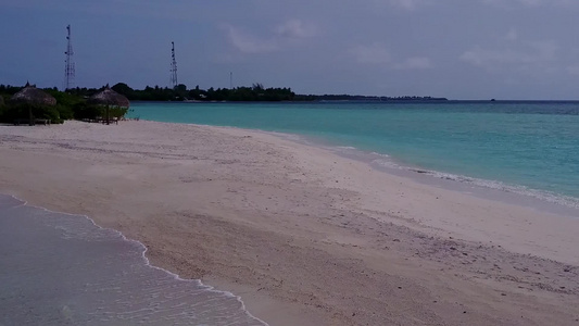 沙巴附近蓝水和白沙滩背景的海洋海湾海滩之游夏季风景视频