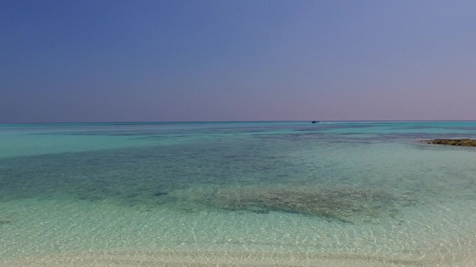 度假村附近绿松石海洋和白色沙滩背景的豪华海湾海滩度假视频