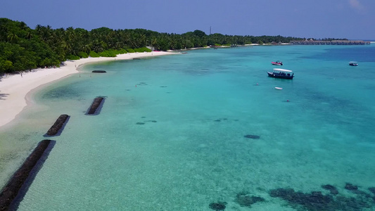 阳光明媚的宁静海岸沙滩风景海平面蓝海和棕榈附近的白沙视频