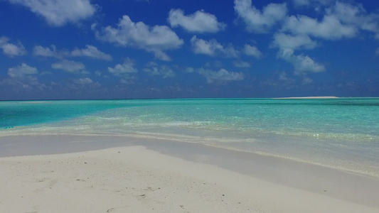 日落前从蓝色海和清洁沙土背景出发的海滨海滩历程每日视频