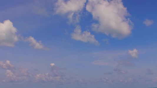 蓝色海和棕榈附近白沙背景的奢华岛屿海滩时间空间景象视频