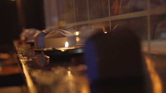 晚间活动在桌上点燃蜡烛视频