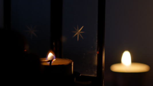 在深色背景上燃烧的美丽蜡烛蜡烛站在舒适的房子里的灯里视频