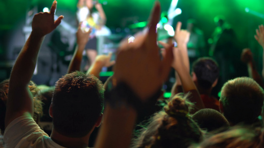 在灯光映衬下的音乐会上人们举起手来公开音乐会无售票视频