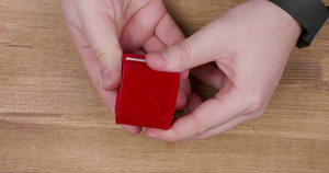 用订婚金钻环打开一个小红盒子11秒视频