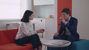 商人和女商人在公寓里喝葡萄酒18秒视频