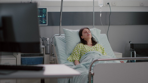 心脏病康复后正在睡觉的女性10秒视频